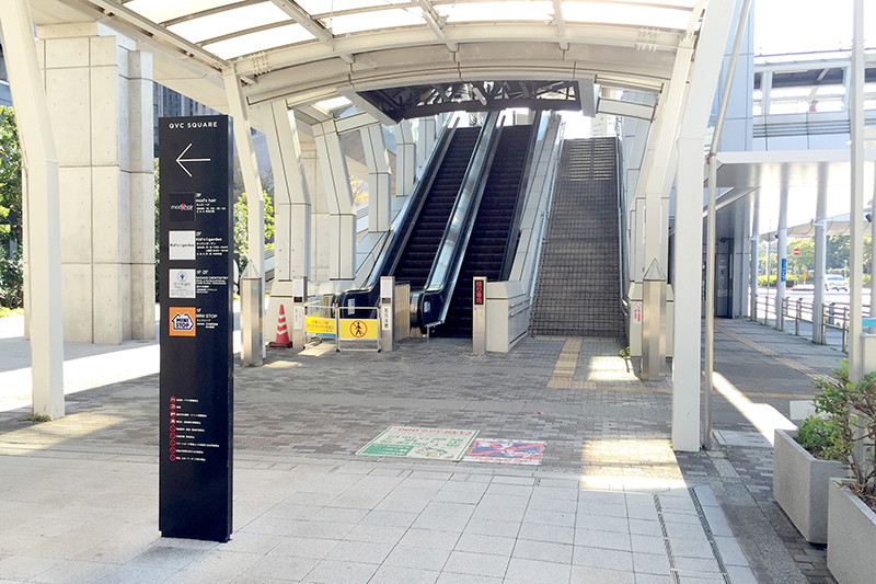 ⑤エスカレーターをのぼり、デッキを直進します。